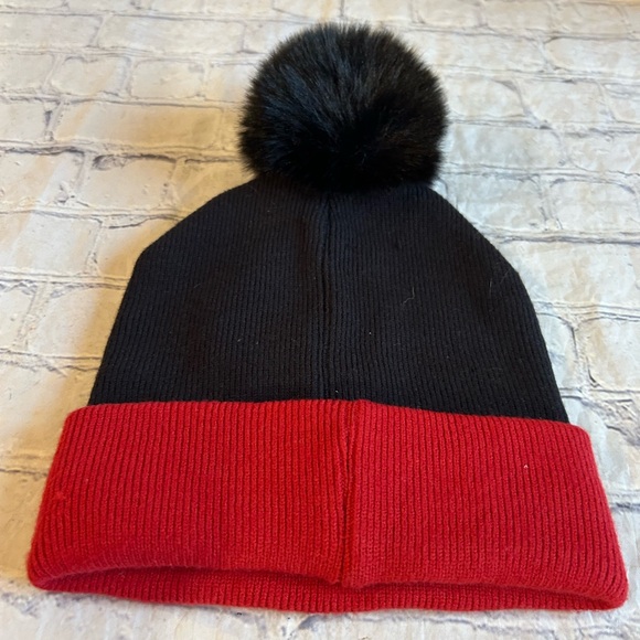 DOG MOM BLACK AND RED FAUX FUR POM POM BEANIE WITH PAWS AND NICE O/S - Picture 4 of 7